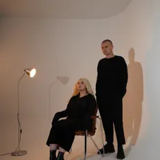 Poslechněte si interpreta Karoon, sledujte hudební videa, přečtěte si životopis, podívejte se na data turné a další informace.