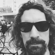 David Clynickを聴いたり、ミュージックビデオを鑑賞したり、経歴やツアー日程などを確認したりしましょう！