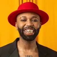 Ouça undefined, assista a videoclipes, leia a biografia, veja as datas das turnês e mais!