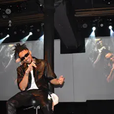 聆聽 Exclusive、觀看音樂影片、閱讀小傳、查看巡演日期等！
