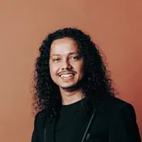 Hör dir undefined an, schau dir Musikvideos an, lies die Biografie, finde Tourdaten und mehr!