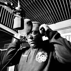 Hör dir Mac LOTR an, schau dir Musikvideos an, lies die Biografie, finde Tourdaten und mehr!