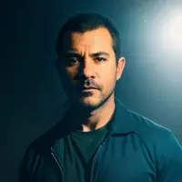 聆聽 undefined、觀看音樂影片、閱讀小傳、查看巡演日期等！