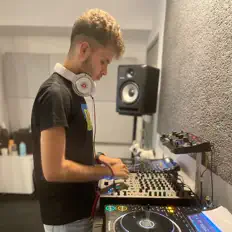 收听 Theo Lucan、观看音乐视频、阅读小传、查看巡演日期等 ！