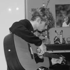 Escucha a Cameron Shearer, mira vídeos musicales, lee la biografía, consulta fechas de giras y mucho más.