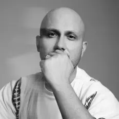 聆聽 Baki、觀看音樂影片、閱讀小傳、查看巡演日期等！