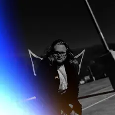 Poslechněte si interpreta Dylan Longworth, sledujte hudební videa, přečtěte si životopis, podívejte se na data turné a další informace.