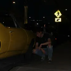 C. Beckを聴いたり、ミュージックビデオを鑑賞したり、経歴やツアー日程などを確認したりしましょう！