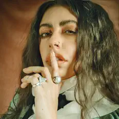 Ascolta Renee Mooi, guarda video musicali, leggi la biografia, vedi le date del tour & altro!