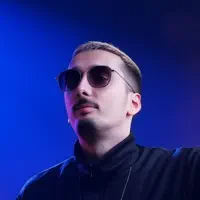 Ouve undefined, vê vídeos de música, lê a biografia, vê as datas da digressão e muito mais!