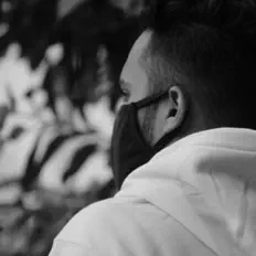 聆聽 Bold Frequencies、觀看音樂影片、閱讀小傳、查看巡演日期等！