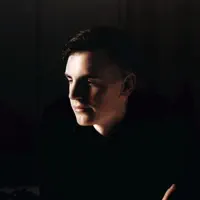 聆聽 undefined、觀看音樂影片、閱讀小傳、查看巡演日期等！