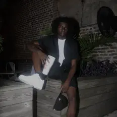 Poslechněte si interpreta Streezy, sledujte hudební videa, přečtěte si životopis, podívejte se na data turné a další informace.