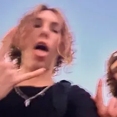 anyを聴いたり、ミュージックビデオを鑑賞したり、経歴やツアー日程などを確認したりしましょう！