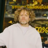 Escucha a undefined, mira videos musicales, lee su biografía, consulta las fechas de las gira y más.