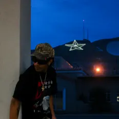 Poslechněte si interpreta JeRon1of1, sledujte hudební videa, přečtěte si životopis, podívejte se na data turné a další informace.