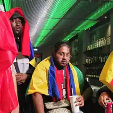 Dendei सुनें, म्यूज़िक वीडियो देखें, बायो पढ़ें, दौरे की तारीखें और बहुत कुछ देखें!