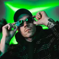 undefined सुनें, म्यूज़िक वीडियो देखें, बायो पढ़ें, दौरे की तारीखें और बहुत कुछ देखें!