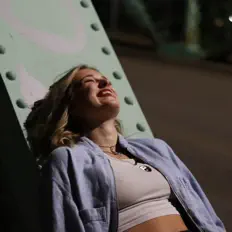 Poslechněte si interpreta Mia Farwell, sledujte hudební videa, přečtěte si životopis, podívejte se na data turné a další informace.