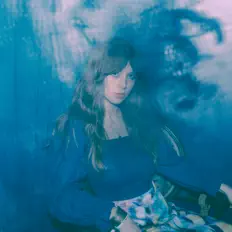 聆聽 Mikaela Davis、觀看音樂影片、閱讀小傳、查看巡演日期等！