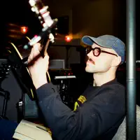 undefinedを聴いたり、ミュージックビデオを鑑賞したり、経歴やツアー日程などを確認したりしましょう！