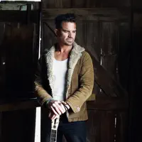 Poslechněte si interpreta undefined, sledujte hudební videa, přečtěte si životopis, podívejte se na data turné a další informace.