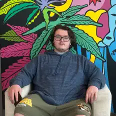 Hör dir Seth* an, schau dir Musikvideos an, lies die Biografie, finde Tourdaten und mehr!