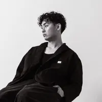 Poslechněte si interpreta undefined, sledujte hudební videa, přečtěte si životopis, podívejte se na data turné a další informace.