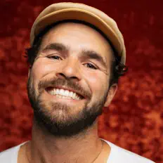 Tom Follyを聴いたり、ミュージックビデオを鑑賞したり、経歴やツアー日程などを確認したりしましょう！