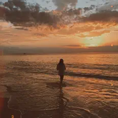 Escucha a AURA, mira videos musicales, lee su biografía, consulta las fechas de las gira y más.