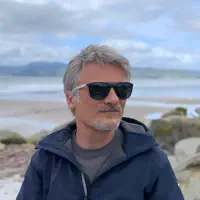 undefinedを聴いたり、ミュージックビデオを鑑賞したり、経歴やツアー日程などを確認したりしましょう！