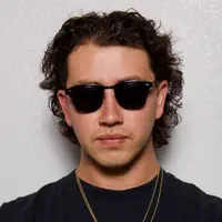 聆聽 undefined、觀看音樂影片、閱讀小傳、查看巡演日期等！