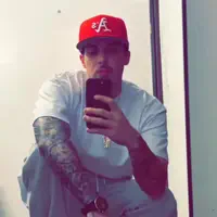 聆聽 undefined、觀看音樂影片、閱讀小傳、查看巡演日期等！