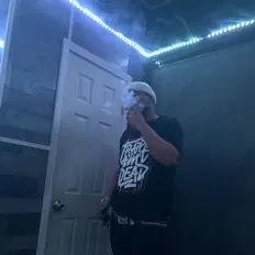 Blu Muneyyを聴いたり、ミュージックビデオを鑑賞したり、経歴やツアー日程などを確認したりしましょう！