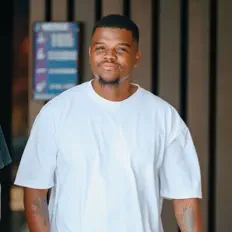 Écoutez Stige Lebaka, regardez des vidéoclips, lisez la biographie, consultez les dates de tournée et plus encore !