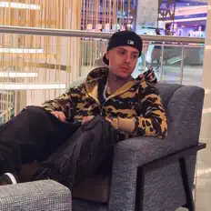 收听 Alec、观看音乐视频、阅读小传、查看巡演日期等 ！