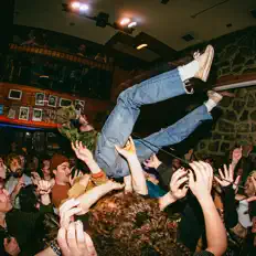 Luister naar Sun Junkies, bekijk muziekvideo's, lees de bio, bekijk de tourdata, en meer!