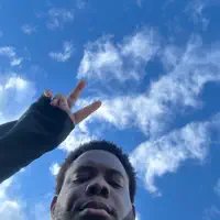 聆聽 undefined、觀看音樂影片、閱讀小傳、查看巡演日期等！