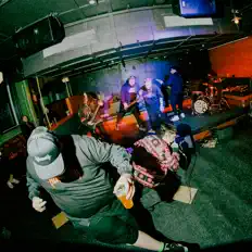 聆聽 Deathbeds AU、觀看音樂影片、閱讀小傳、查看巡演日期等！