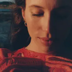 聆聽 Sarah Close、觀看音樂影片、閱讀小傳、查看巡演日期等！