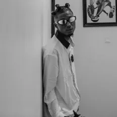 SpaceDJを聴いたり、ミュージックビデオを鑑賞したり、経歴やツアー日程などを確認したりしましょう！