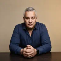 Hör dir undefined an, schau dir Musikvideos an, lies die Biografie, finde Tourdaten und mehr!