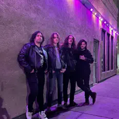 Hör dir Instigator an, schau dir Musikvideos an, lies die Biografie, finde Tourdaten und mehr!