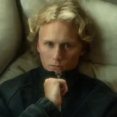 聆聽 Adrian Macéus、觀看音樂影片、閱讀小傳、查看巡演日期等！