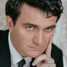 聆聽 Chris Weeks、觀看音樂影片、閱讀小傳、查看巡演日期等！