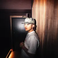 undefined dinle, müzik videolarını izle, biyografisini oku, tur tarihlerini ve daha fazlasını gör!