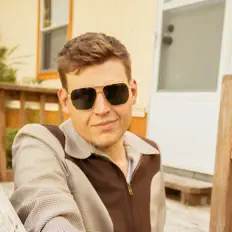 Adam Chaffinsを聴いたり、ミュージックビデオを鑑賞したり、経歴やツアー日程などを確認したりしましょう！