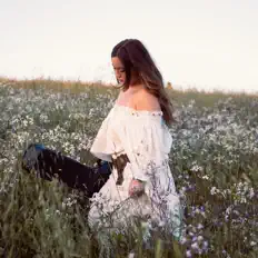 Olivia Barnell सुनें, म्यूज़िक वीडियो देखें, बायो पढ़ें, दौरे की तारीखें और बहुत कुछ देखें!