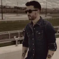 undefined dinle, müzik videolarını izle, biyografisini oku, tur tarihlerini ve daha fazlasını gör!