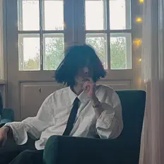 Лирикを聴いたり、ミュージックビデオを鑑賞したり、経歴やツアー日程などを確認したりしましょう！